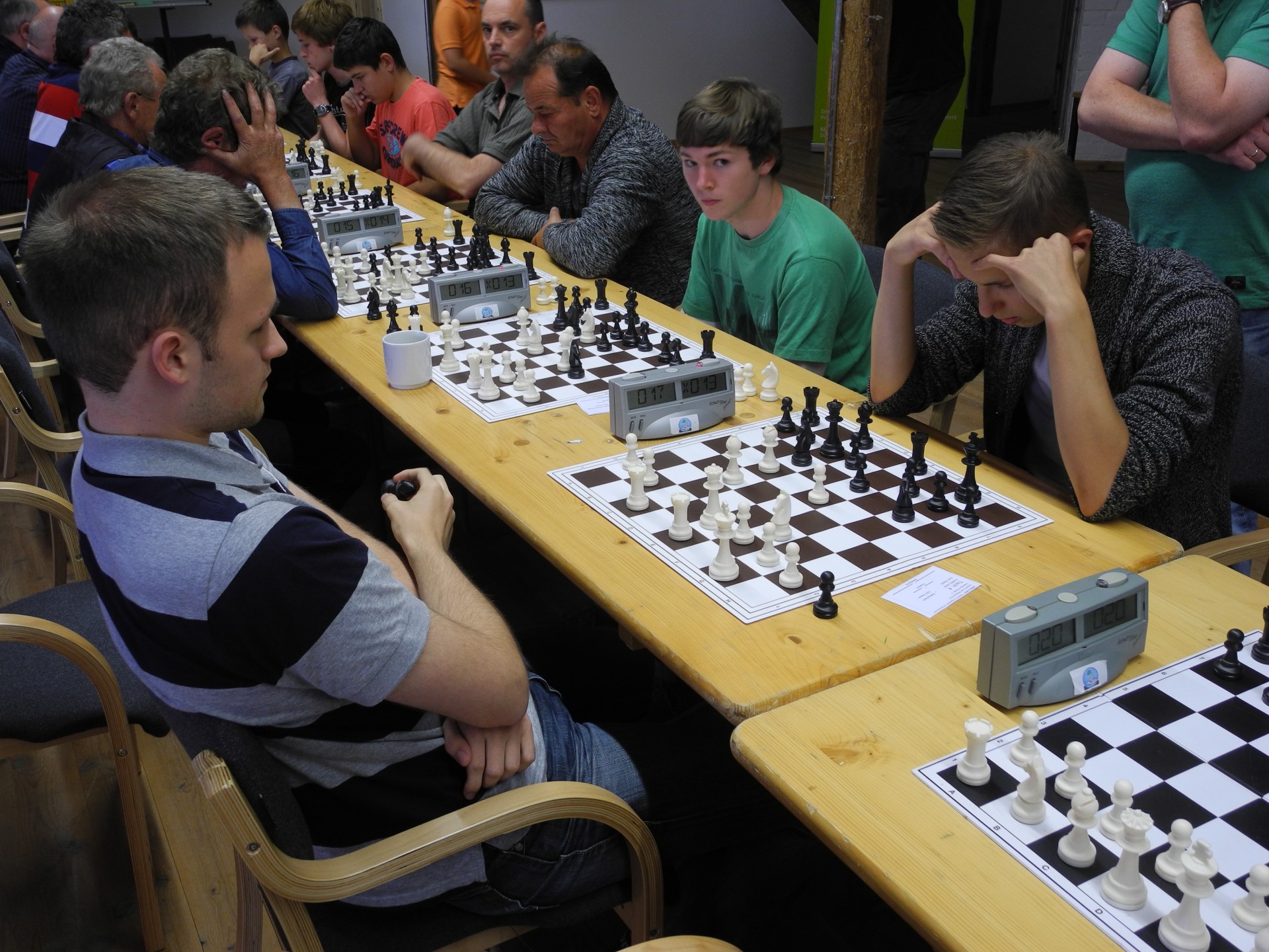 Am vorderen Brett Lukas Kollark und Kevin Zwerg im direkten Aufeinandertreffen beim Schach in der Scheune.  