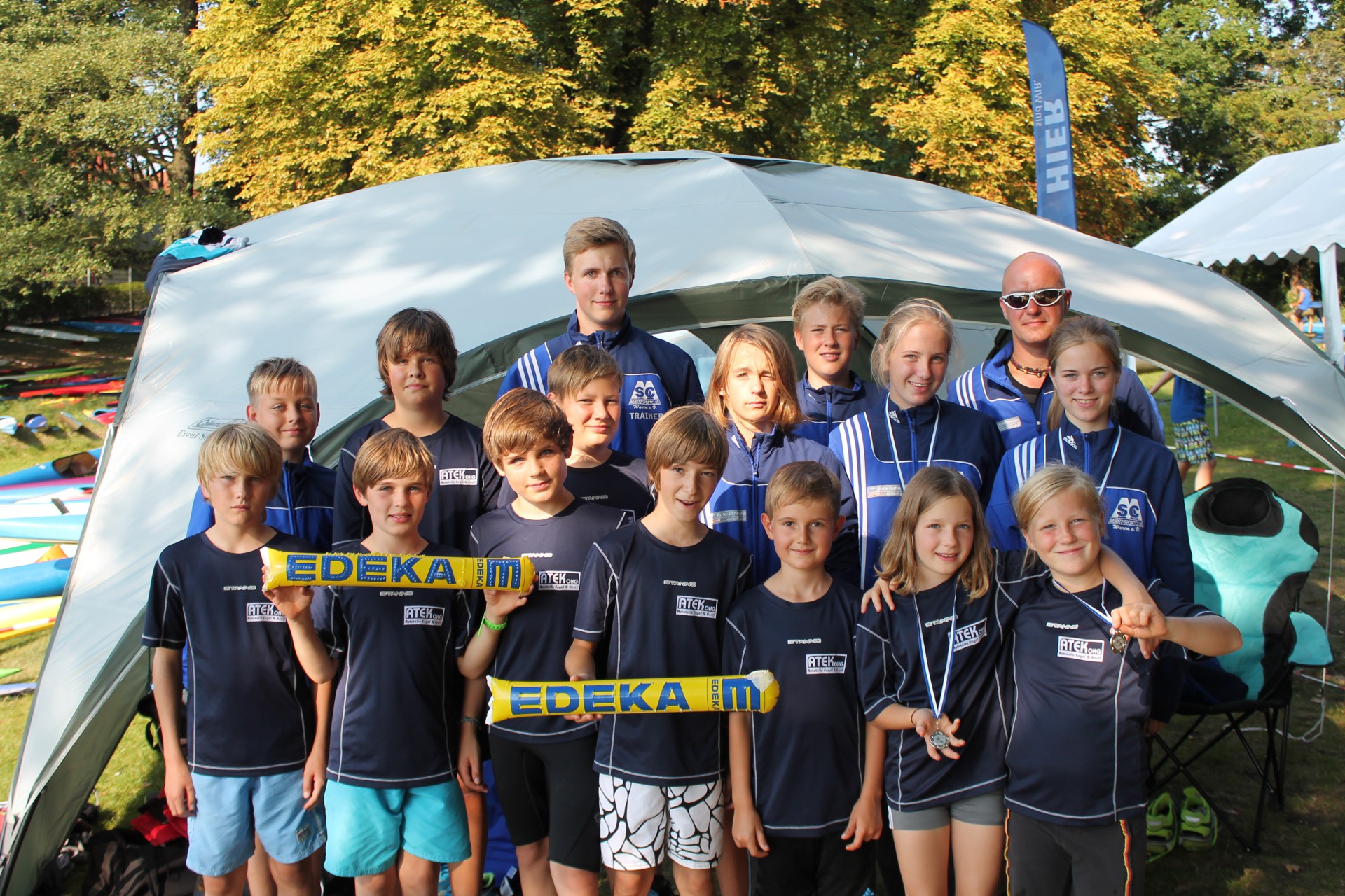 Die Warener Delegation in Neustrelitz mit den Trainern Kay Wermann (rechts) und Martin Maaß (links hinten). Foto: Koch