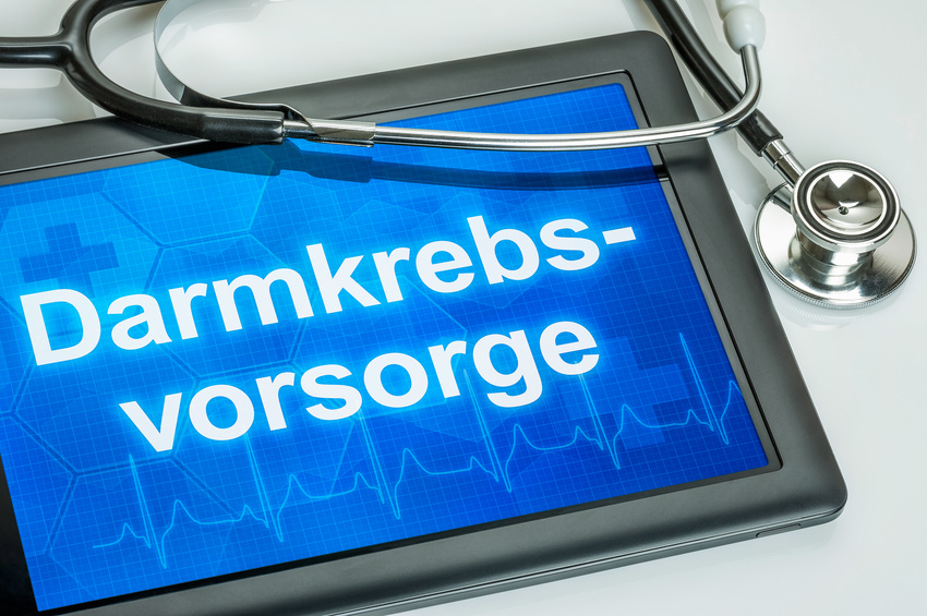 Tablet mit dem Text Darmkrebsvorsorge auf dem Display