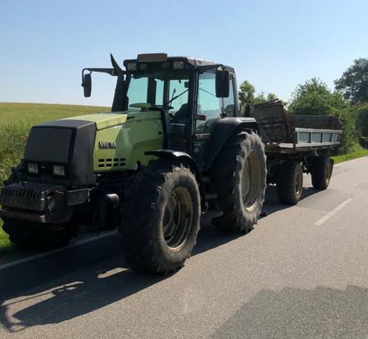 Traktor mit Anhänger gestoppt 