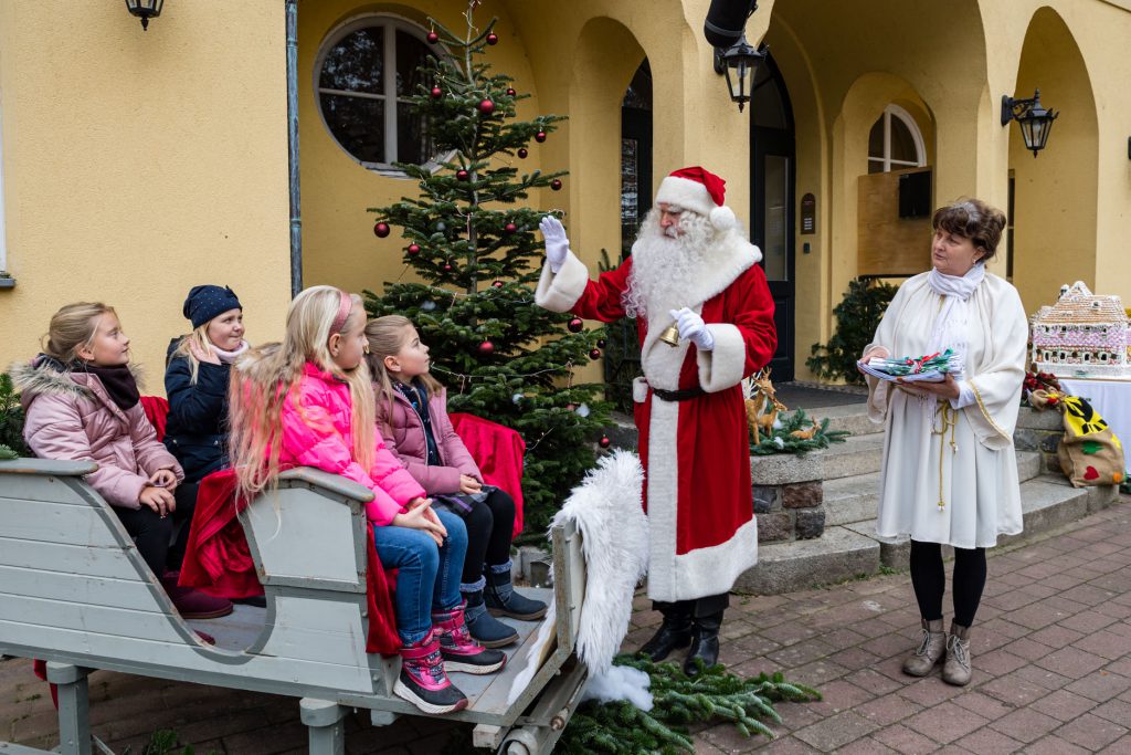 Der Weihnachtsmann wartet in Himmelpfort auf die Wunschzettel » Wir