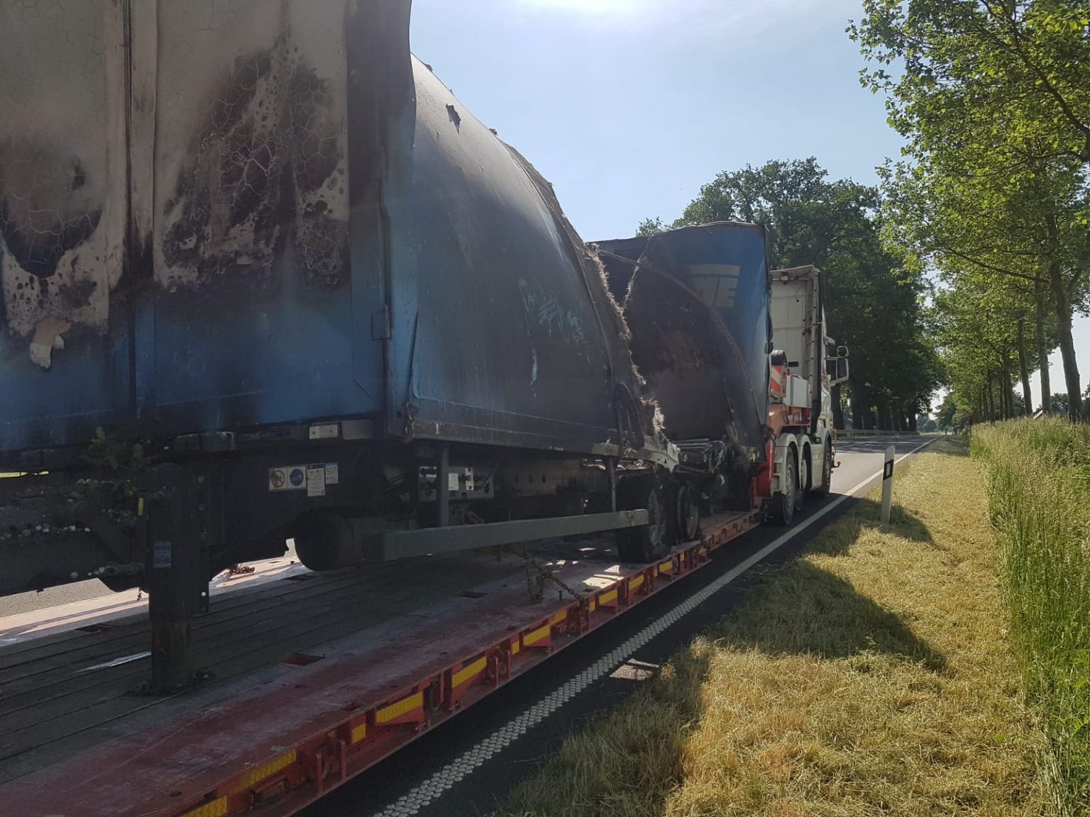 Mit Holzsp ne Beladener Lkw F ngt Auf B 198 Feuer Wir Sind