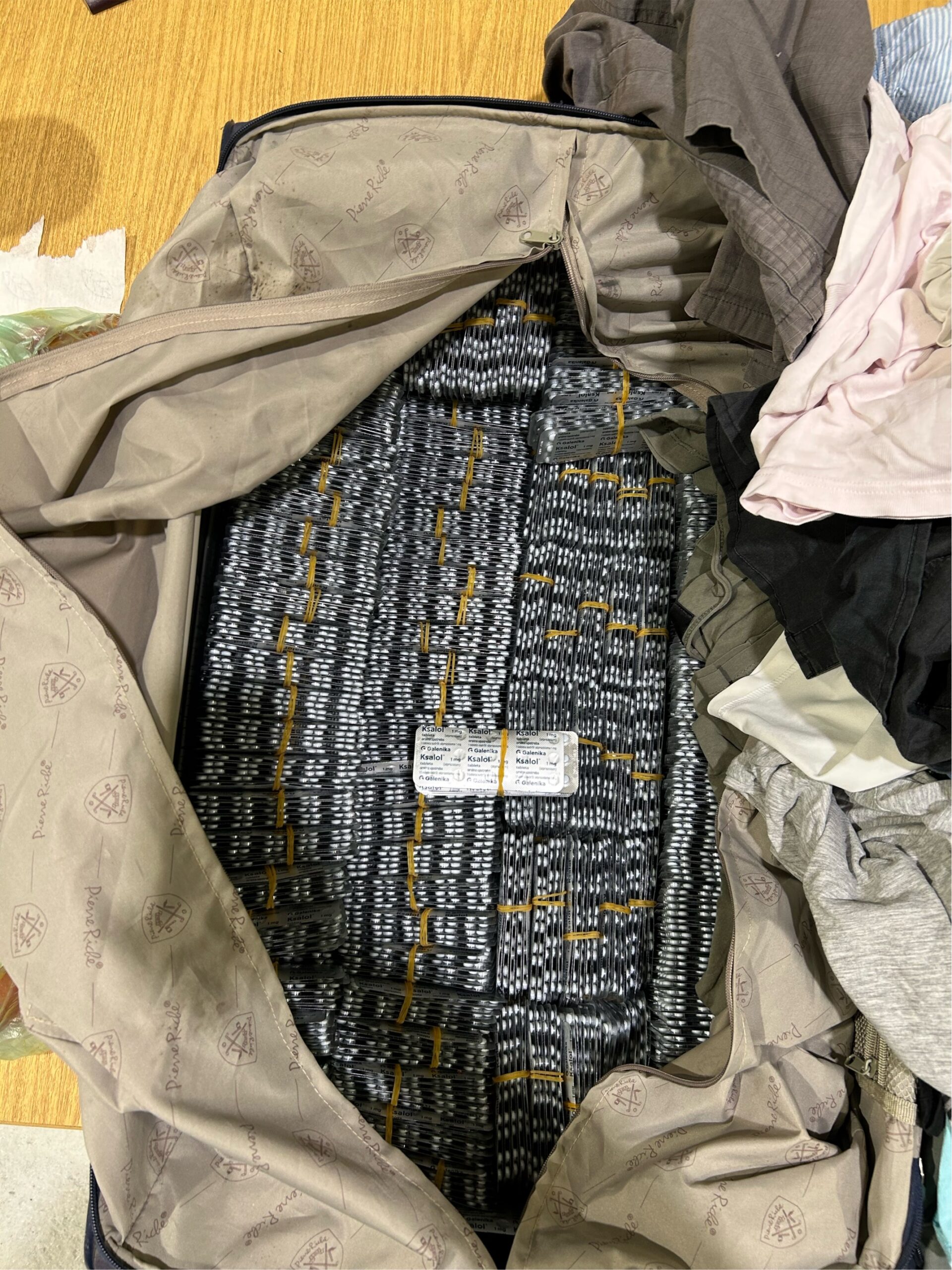 Reisetasche_Blister mit Tabletten